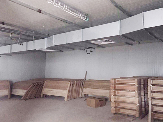 2、家具平衡養(yǎng)生：以“EMC”為基準(zhǔn)，研發(fā)出多功能平衡干燥機(jī)，用于家具半成品的恒溫恒濕平衡養(yǎng)生